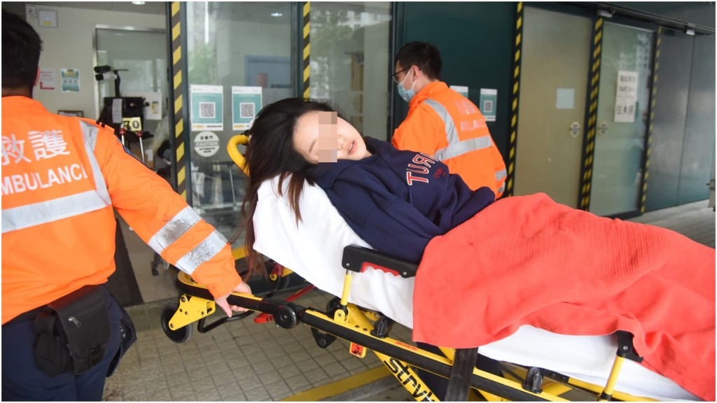 女生送院時清醒。