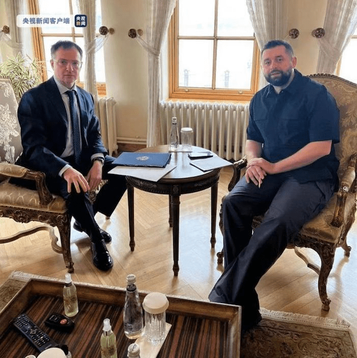 俄羅斯代表團團長梅津斯基（左）與烏克蘭人民公僕黨議會黨團主席阿拉哈米亞（右）舉行一對一會談。