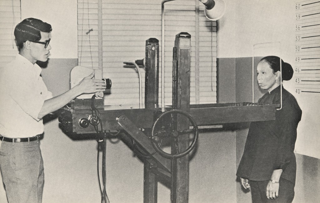 上世紀60年代市民拍攝身分證相片的情形。