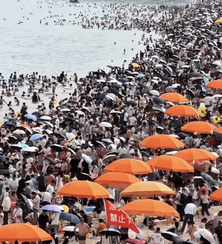 五一大梅沙沙滩。深圳微博发布厅