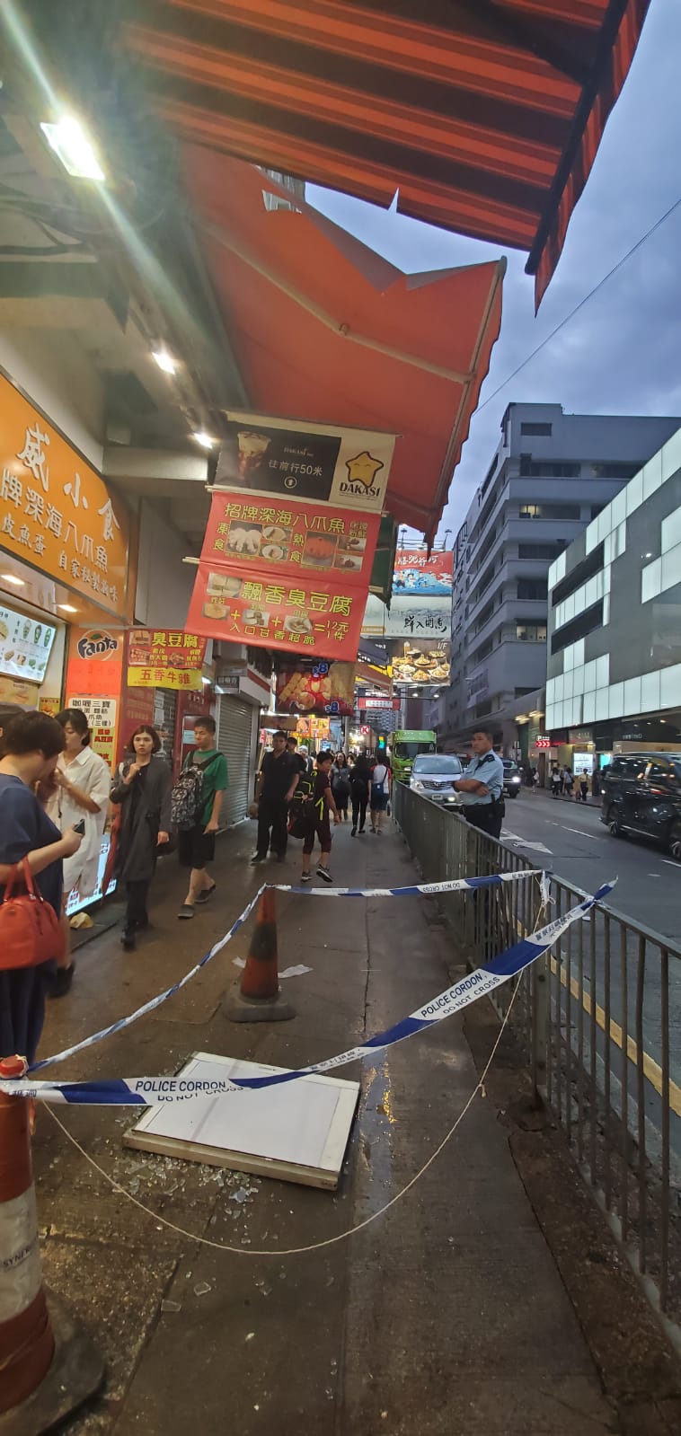 旺角有鋁窗從高處墮下