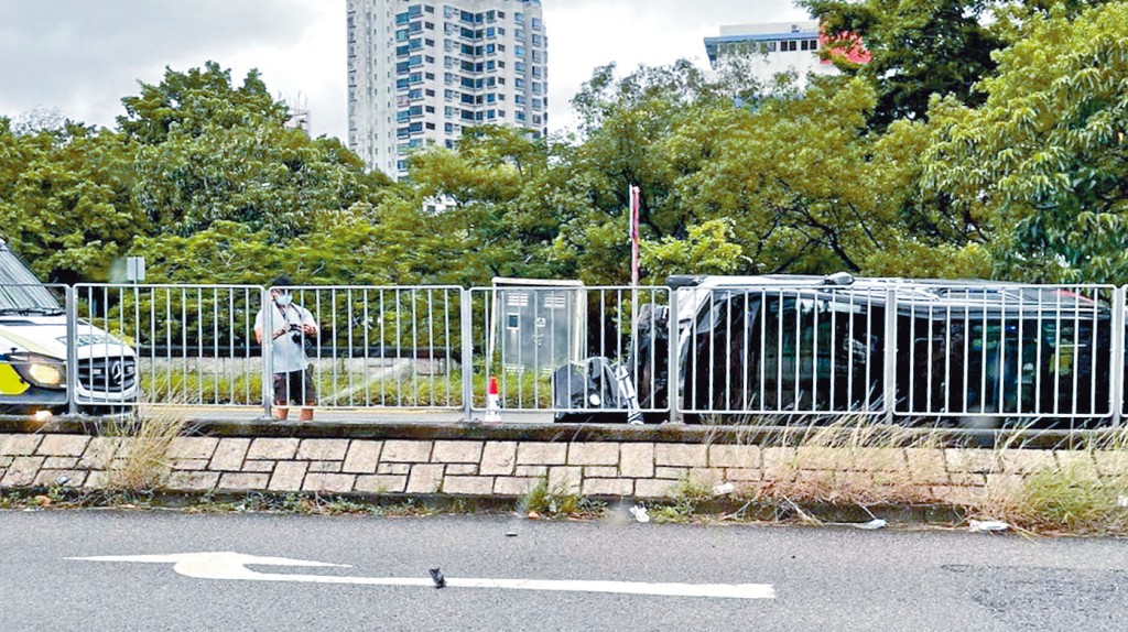 七人車在南運路失控，撞向路中石壆翻側。
