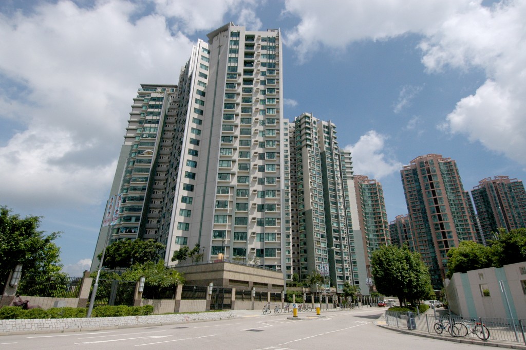 「觀瀾雅軒」則由恒隆地產發展，於2000年入伙，提供6座共624個單位。