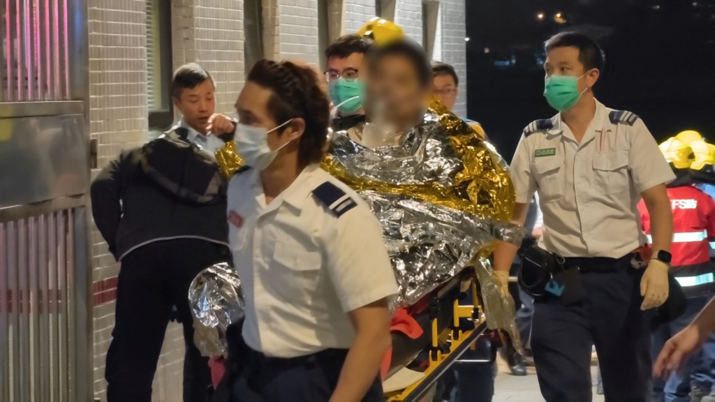 男子仍有意識，送院治理。