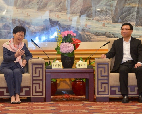 陳如桂(右)熱烈歡迎港府代表訪問深圳。