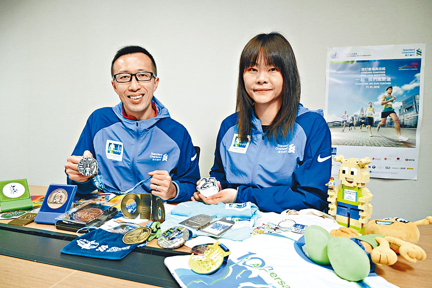 香港田徑總會行政總監伍于豪（左）和公關及市場推廣高級經理黃卓敏（右）皆表示，渣馬活動踏入第25屆，隨着防疫措施的放寬，預計今年的比賽氣氛會比過往幾年熱烈。