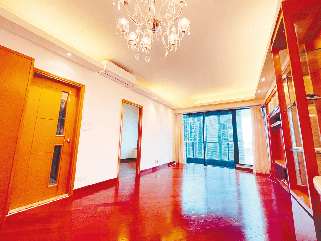 大廰裝潢典雅，鋪設暖色木紋地板。