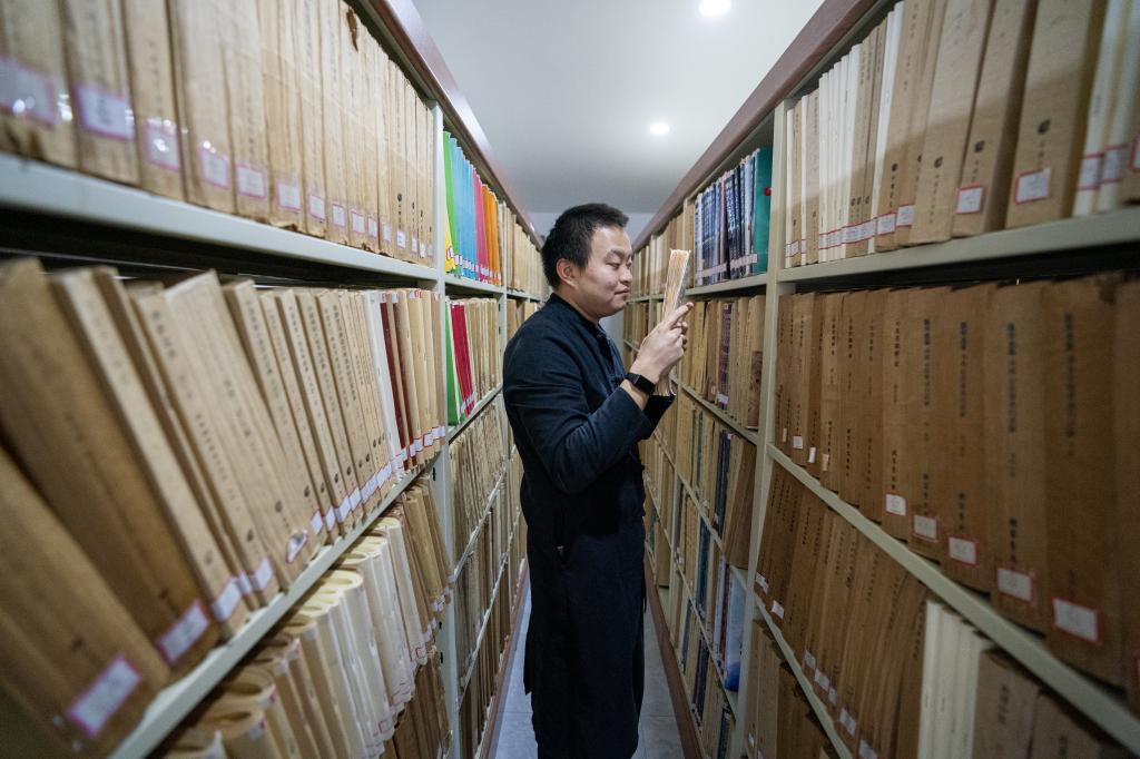 中国有图书馆备有「视障阅览室」，集合点字读物、听书机和助视器等设备。