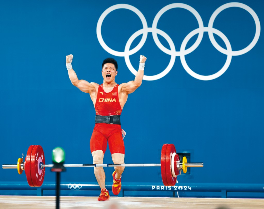 李发彬完成抓举后名列第1，不忘振臂高呼。