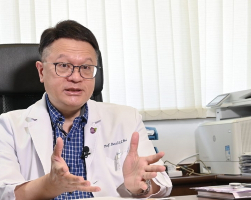 許樹昌教授指出，政府聘請兩所私人公司檢測僅為截斷隱形傳播鏈，只因為香港處理檢測量有限及今次疫情多點爆發，牽連甚廣。