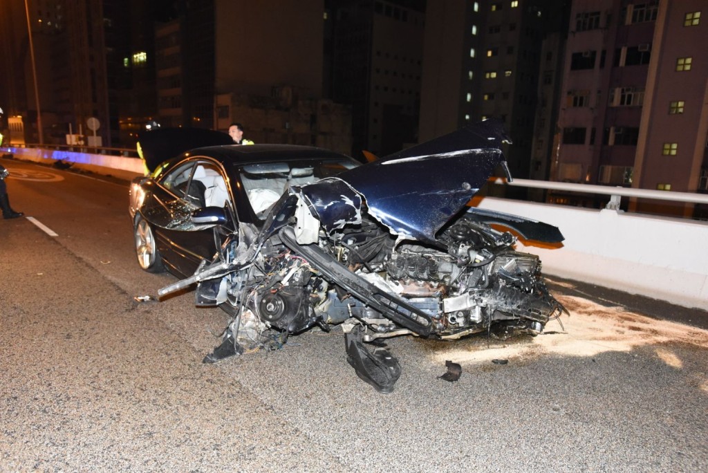 肇事私家車損毀嚴重。