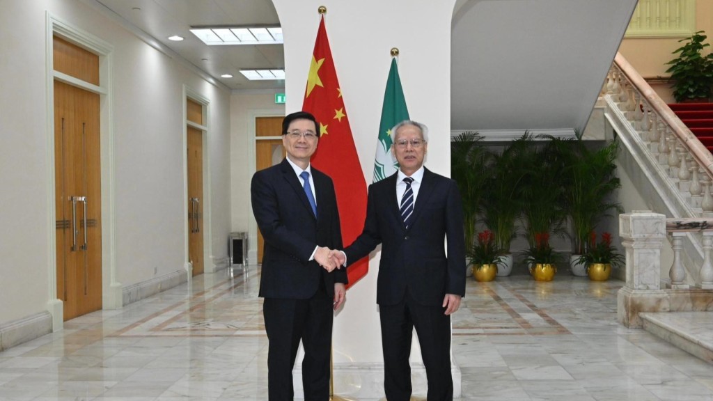 李家超（左）與澳門特區行政長官岑浩輝（右）在澳門特區政府總部合照。政府新聞處圖片