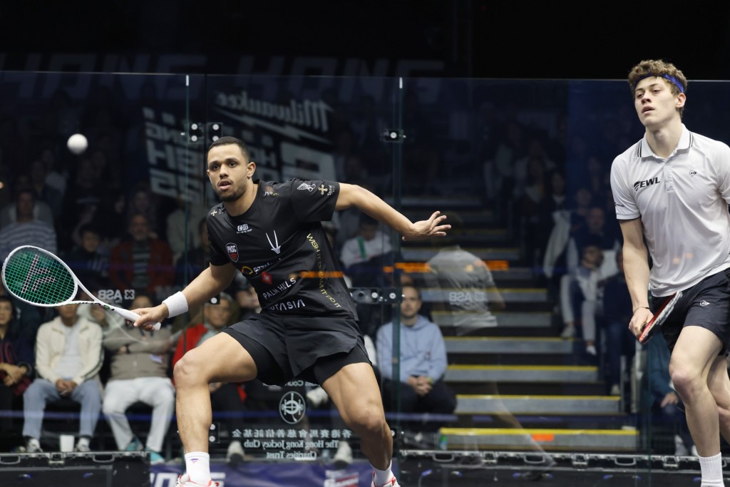 世界排名第一的化亞素（左）以3:0勝英國20歲新星祖拿（右）。徐嘉華攝