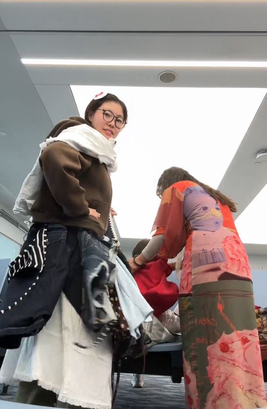 「羊」和朋友為省行李超重費，在機場把大量衣服層層穿在身上。抖音＠羊