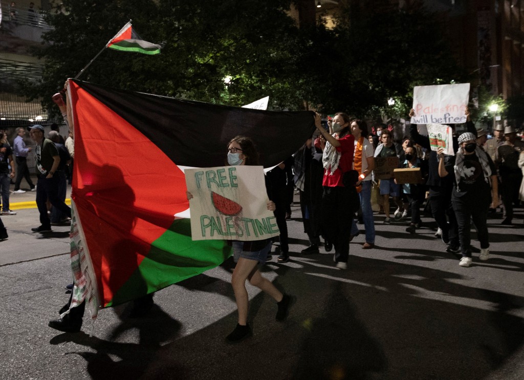 在德州大學奧斯汀分校，有示威者舉行支持巴勒斯坦示威。路透社