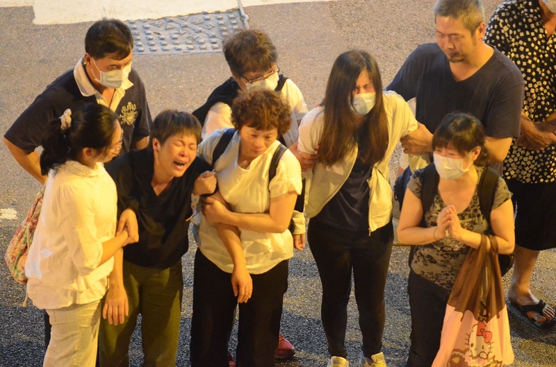 有家屬情緒未能平復，要由親人攙扶安慰。李子平攝
