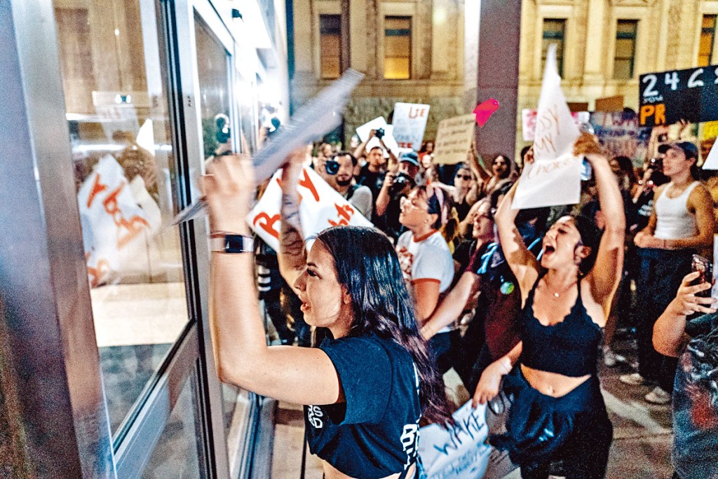 堕胎权支持者在亚利桑那州参议院外抗议。