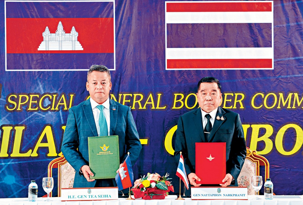 泰國防長納塔蓬與柬埔寨防長迪西哈昨日在邊境簽署停火協議。