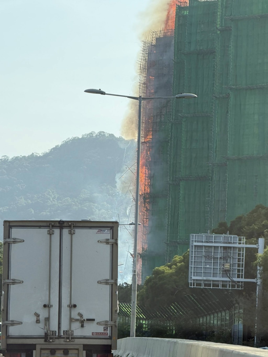 大埔宏福苑有外牆棚架起火，火勢相當猛烈。網上圖片