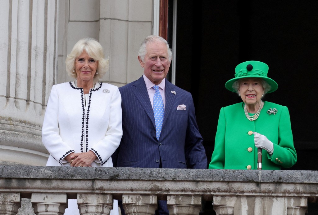 英女皇伊利莎白二世與查理斯夫婦舊日合照。AP