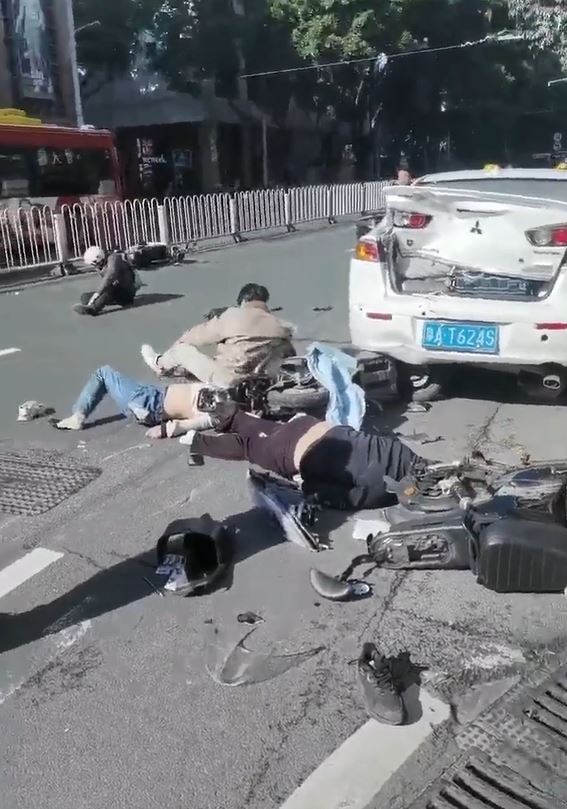 事故現場多名電動單車司機被撞倒地受傷，等待救援。影片截圖 