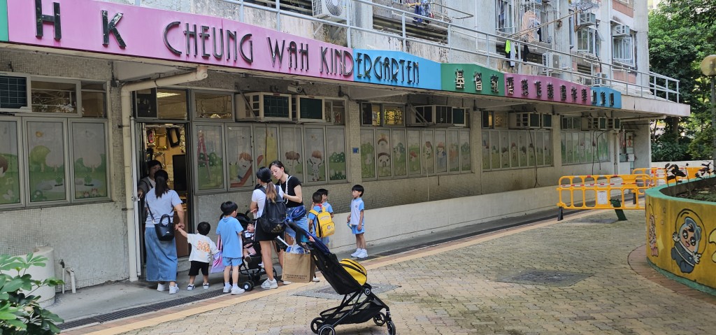 粉嶺祥華邨一間幼稚園有學童在公園玩耍期間，疑被一名操普通話女子跟蹤。