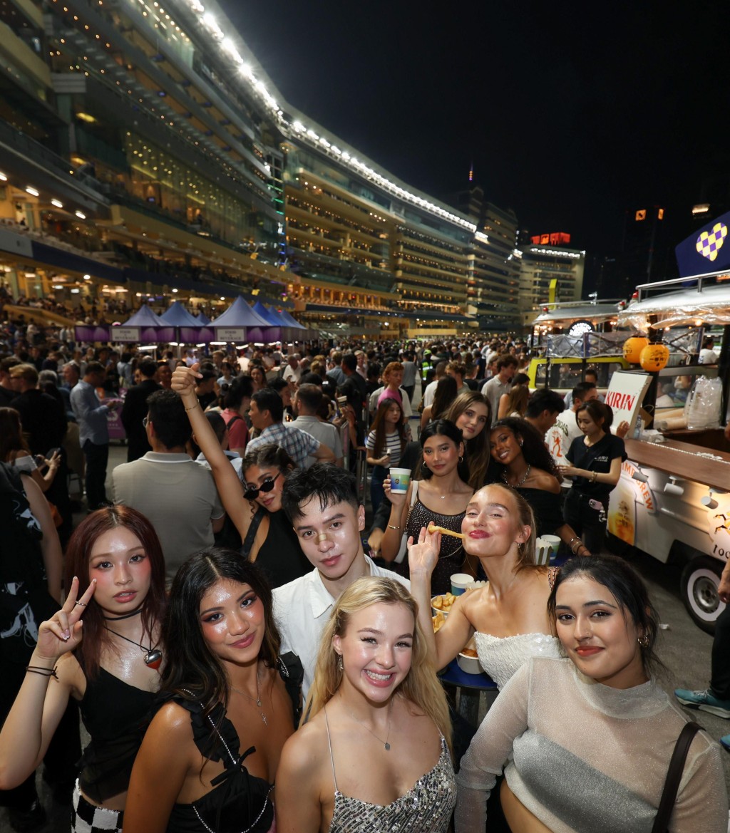 一眾Now United成員於啤酒園的食物車品嚐特色小吃。