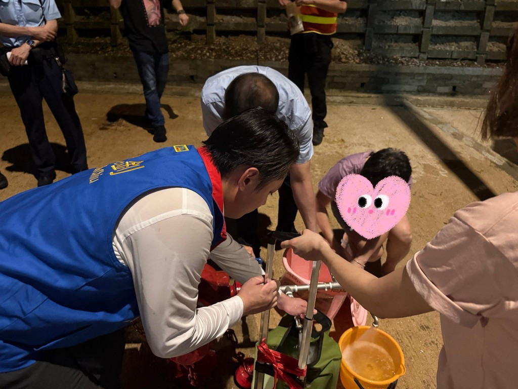 居民在水車取食水情況。(區議員朱煥釗FB專頁相片) 居民在水車取食水情況。(區議員朱煥釗FB專頁相片)
