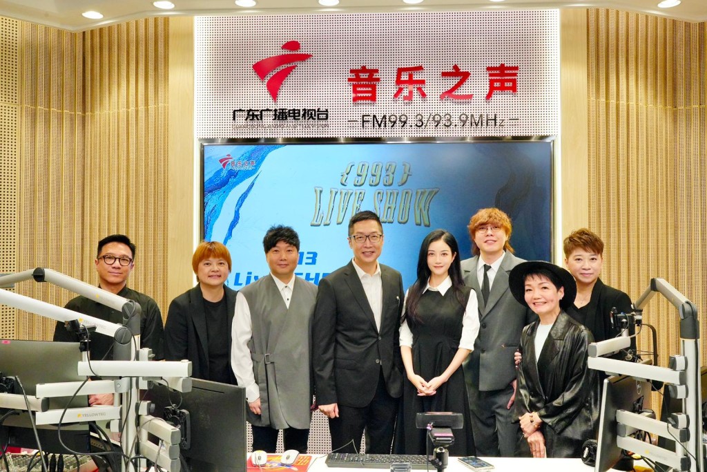 新城廣播同行與音樂之聲《993LIVE SHOW》主持人林琳（右四）合影。