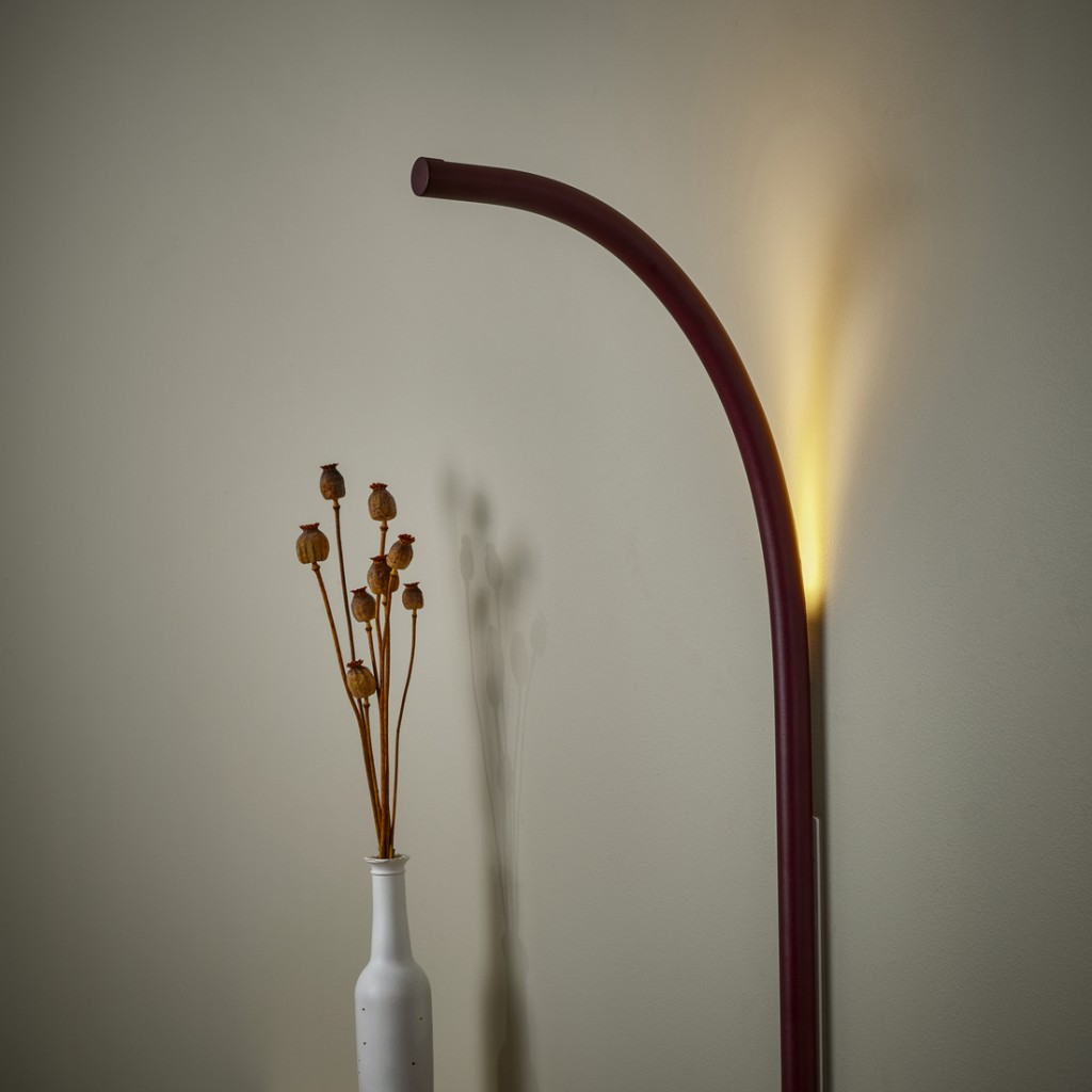 Varmblixt深紅色金屬管形Led壁燈/原價$499.9、現售$399.9/IKEA。