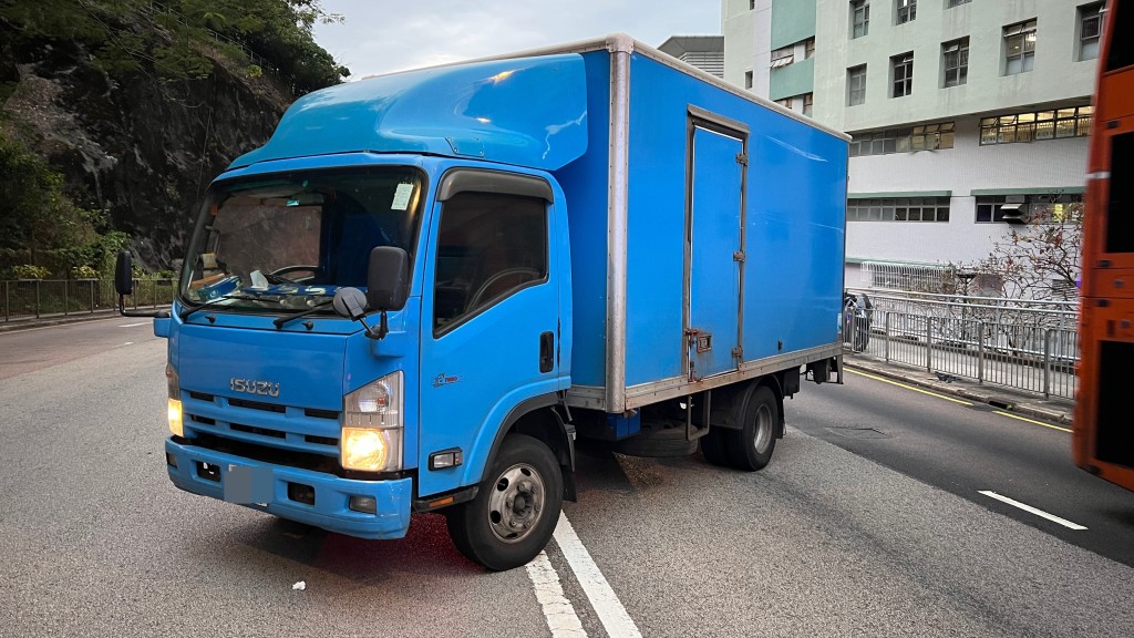 荃灣和宜合道貨車與電單車相傷，鐵騎士受傷送院。