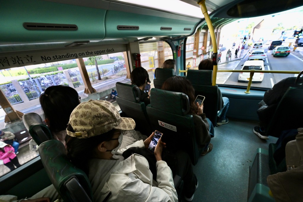 乘客遵守規則戴上安全帶。