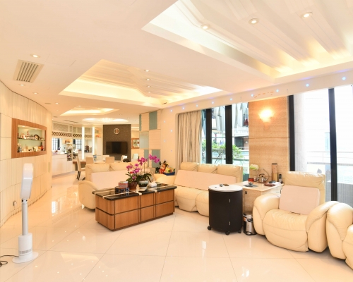 這個位於雅典居的特色戶，實用面積3153方呎，屬頂層複式相連單位。