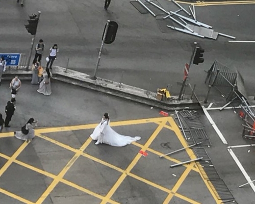 新人穿礼服路障前打卡影相。网上图片
