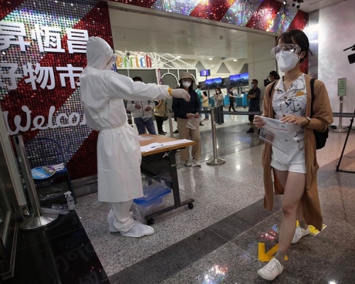 旅客凌晨已到機場進行檢測。中時