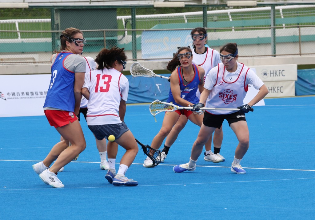 香港女队的铜牌战对手（白衫)，今日不敌菲律宾（蓝衫)。徐嘉华摄