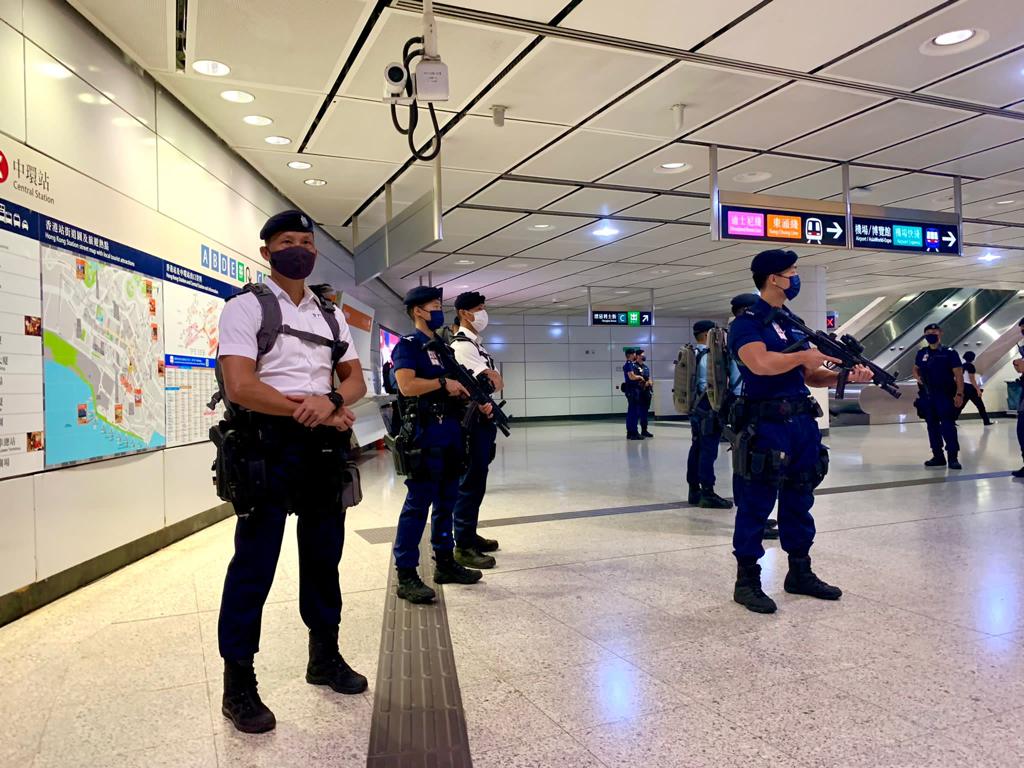 警方反恐特勤隊聯同機場特警組以及鐵路應變部隊,於港鐵站進行高姿態聯合巡邏。