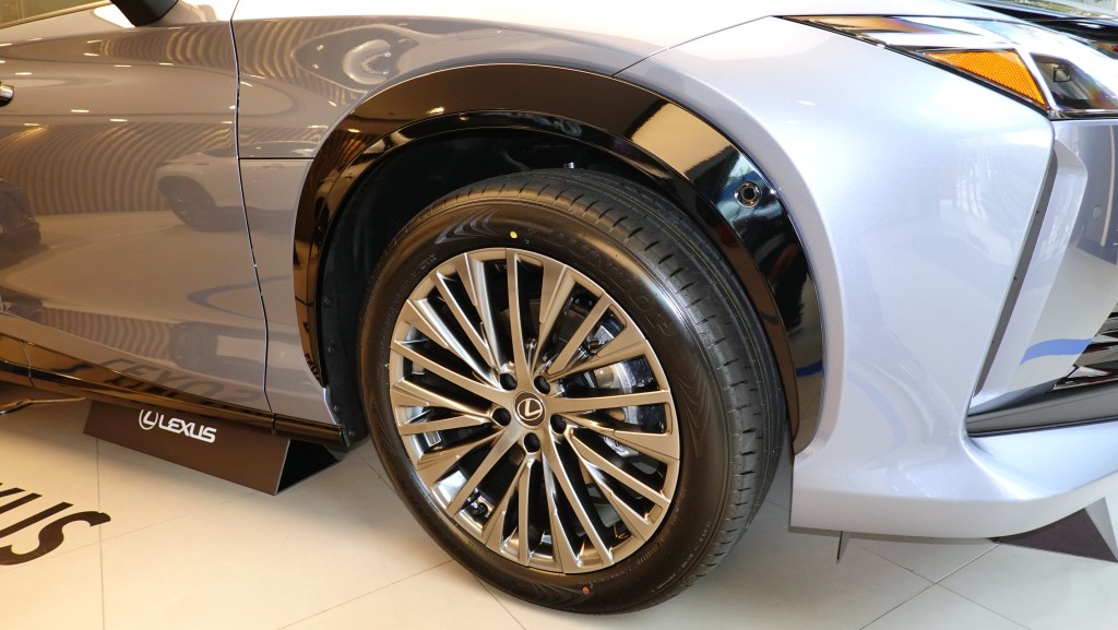 凌志Lexus RZ450e電動車配用新款20吋炫黑色合金輪圈。