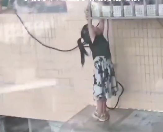 吳玉梅死捉著女童手防止她墜落，同時拍片找鄰居救助。抖音