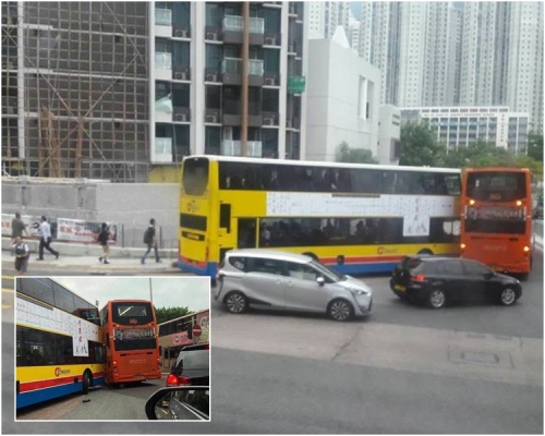  兩車橫亘在路中心。 圖:香港交通突發報料區