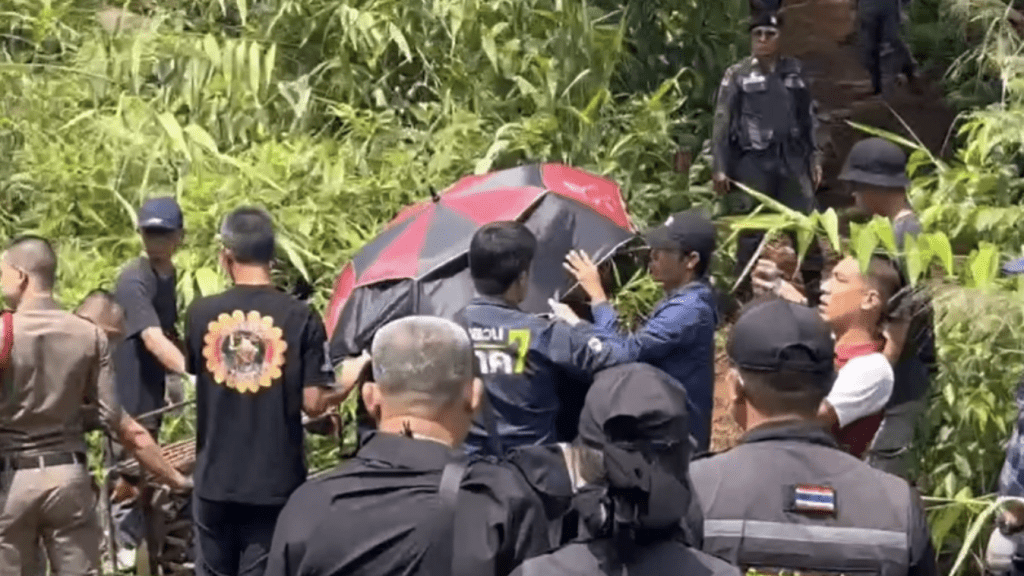 泰国爆出7岁女童命案，揭发凶手是其13岁亲姐后，大批警员到弃尸地点案情重演。Amarin TV