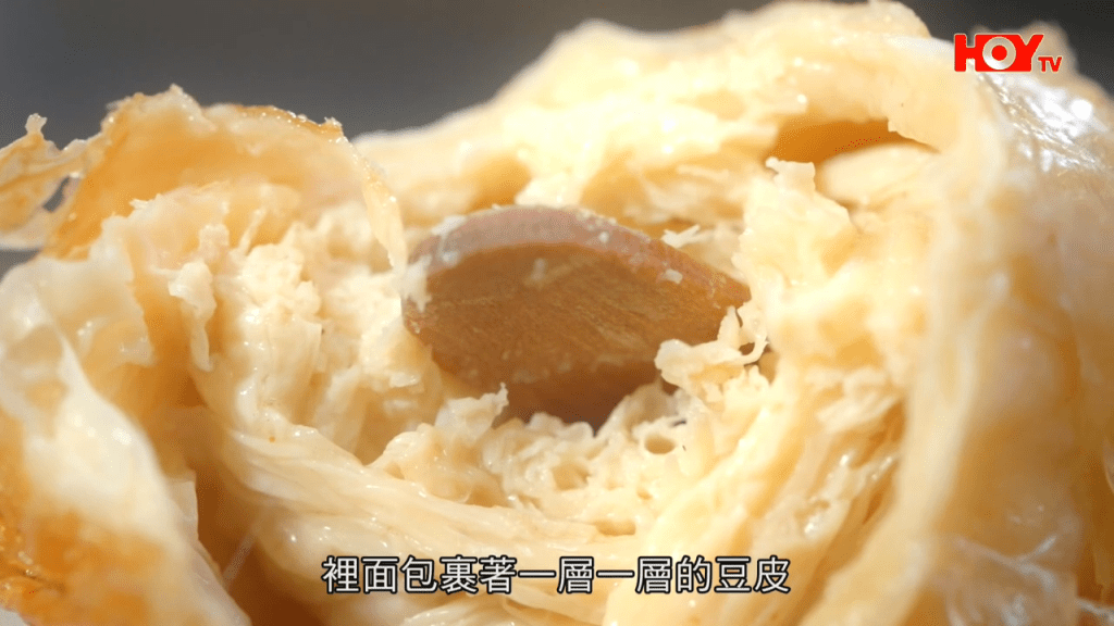 素雞脾有一層層的豆皮。(HOY TV節目《舌尖上的雙餸飯》截圖) 素雞脾有一層層的豆皮。(HOY TV節目《舌尖上的雙餸飯》截圖)