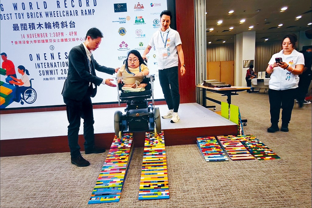 積木斜台能方便輪椅人士出行。 積木斜台能方便輪椅人士出行。