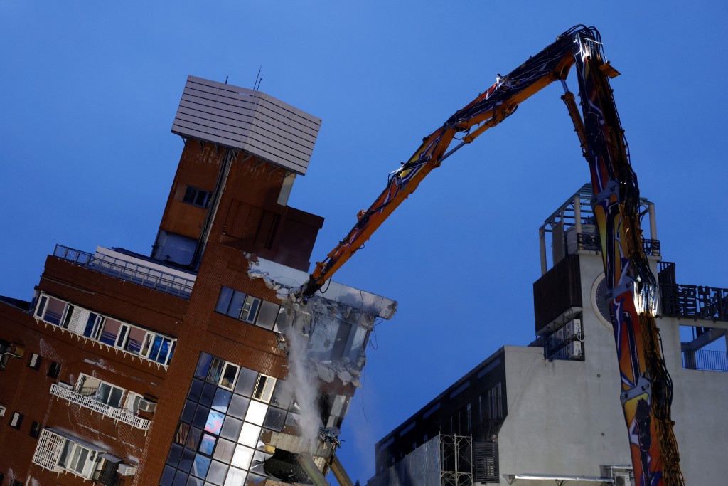 当局对地震后严重倾斜的天王星大楼展开拆卸工程。路透社图片