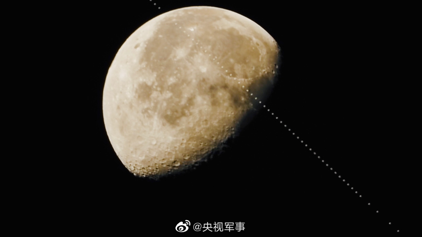 图中白色线为「天宫」太空站掠过夜空留痕。