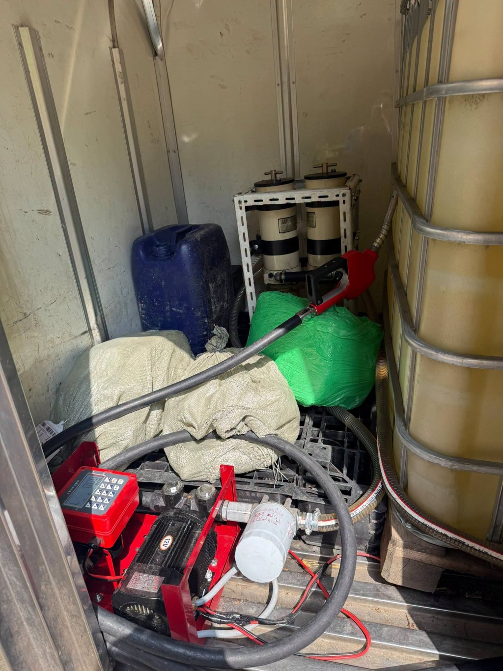 涉案非法油站嚴重威脅屋邨居民生命安全。