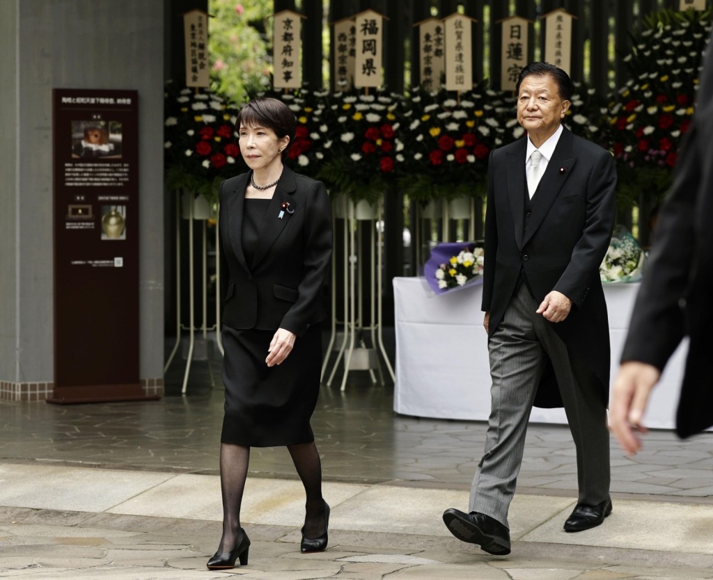 高市早苗從日本武道館遙拜靖國神社。 美聯社 高市早苗從日本武道館遙拜靖國神社。 美聯社