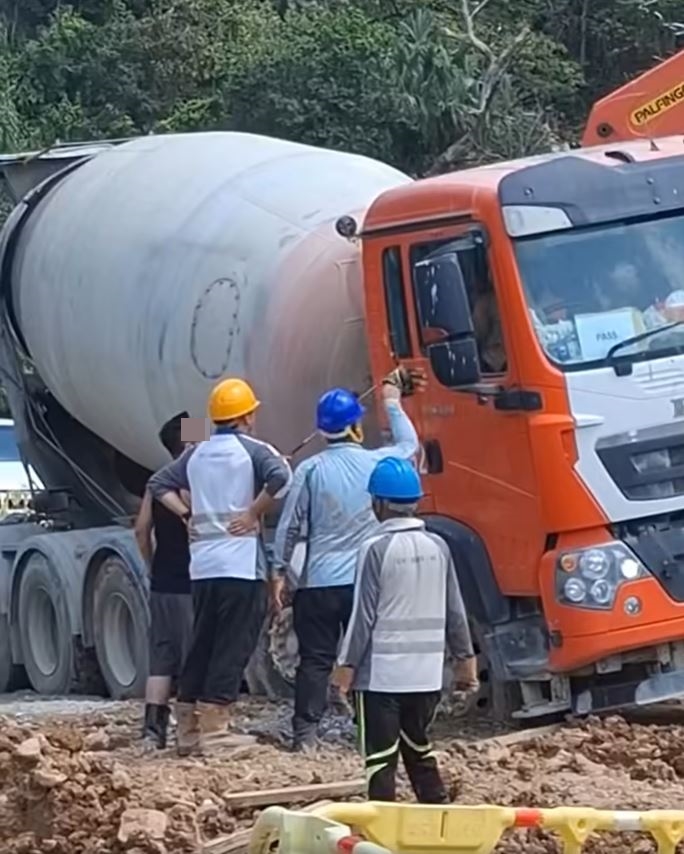 身穿黑背心男工人手持哥爾夫球棍，與田螺車司機爭執。fb馬路的事討論區影片截圖