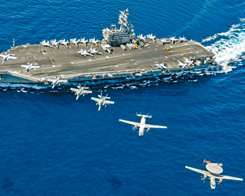 ■美國核動力航空母艦「列根號」上的飛機，編列隊伍飛行。