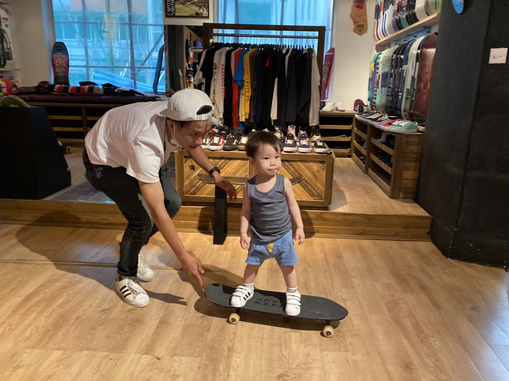 龙仔称在教导儿子踩滑板的过程中,亦训练了自己的耐性。 龙仔称在教导儿子踩滑板的过程中,亦训练了自己的耐性。